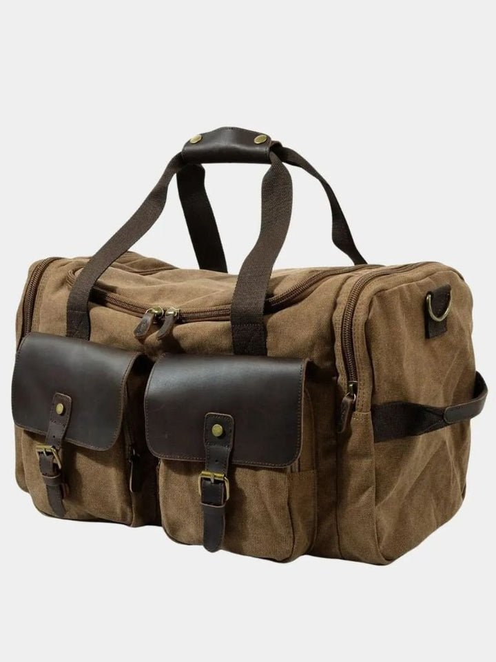 "Victor™ | Mochila de Viagem Highland" can be rewritten as "Victor™ | Highland Travel Backpack".