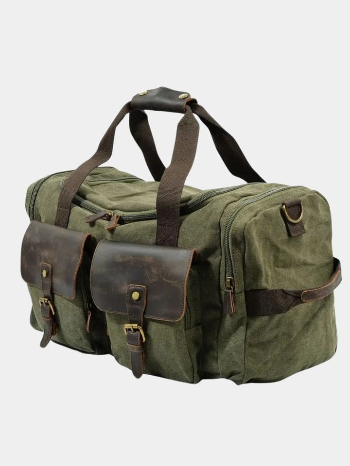 "Victor™ | Mochila de Viagem Highland" can be rewritten as "Victor™ | Highland Travel Backpack".