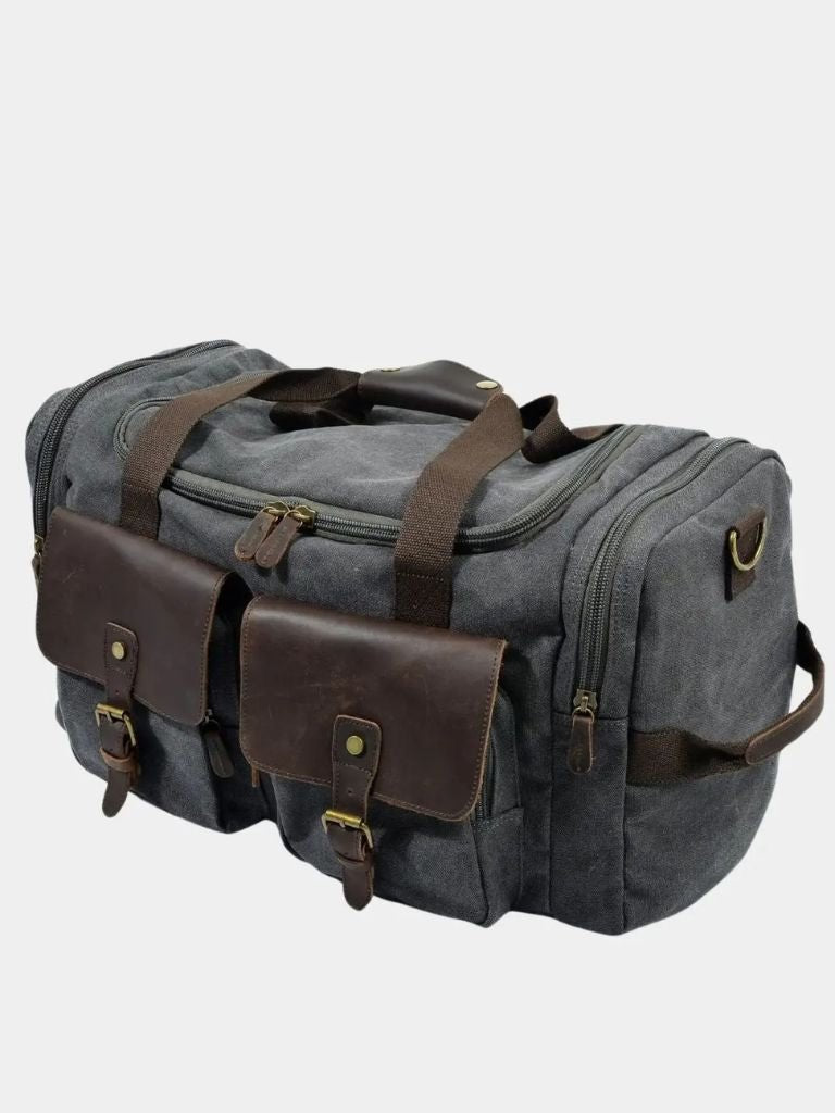 "Victor™ | Mochila de Viagem Highland" can be rewritten as "Victor™ | Highland Travel Backpack".