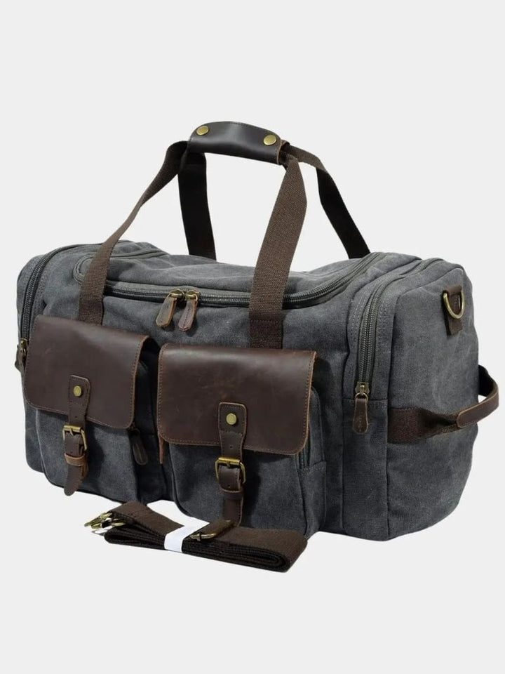 "Victor™ | Mochila de Viagem Highland" can be rewritten as "Victor™ | Highland Travel Backpack".