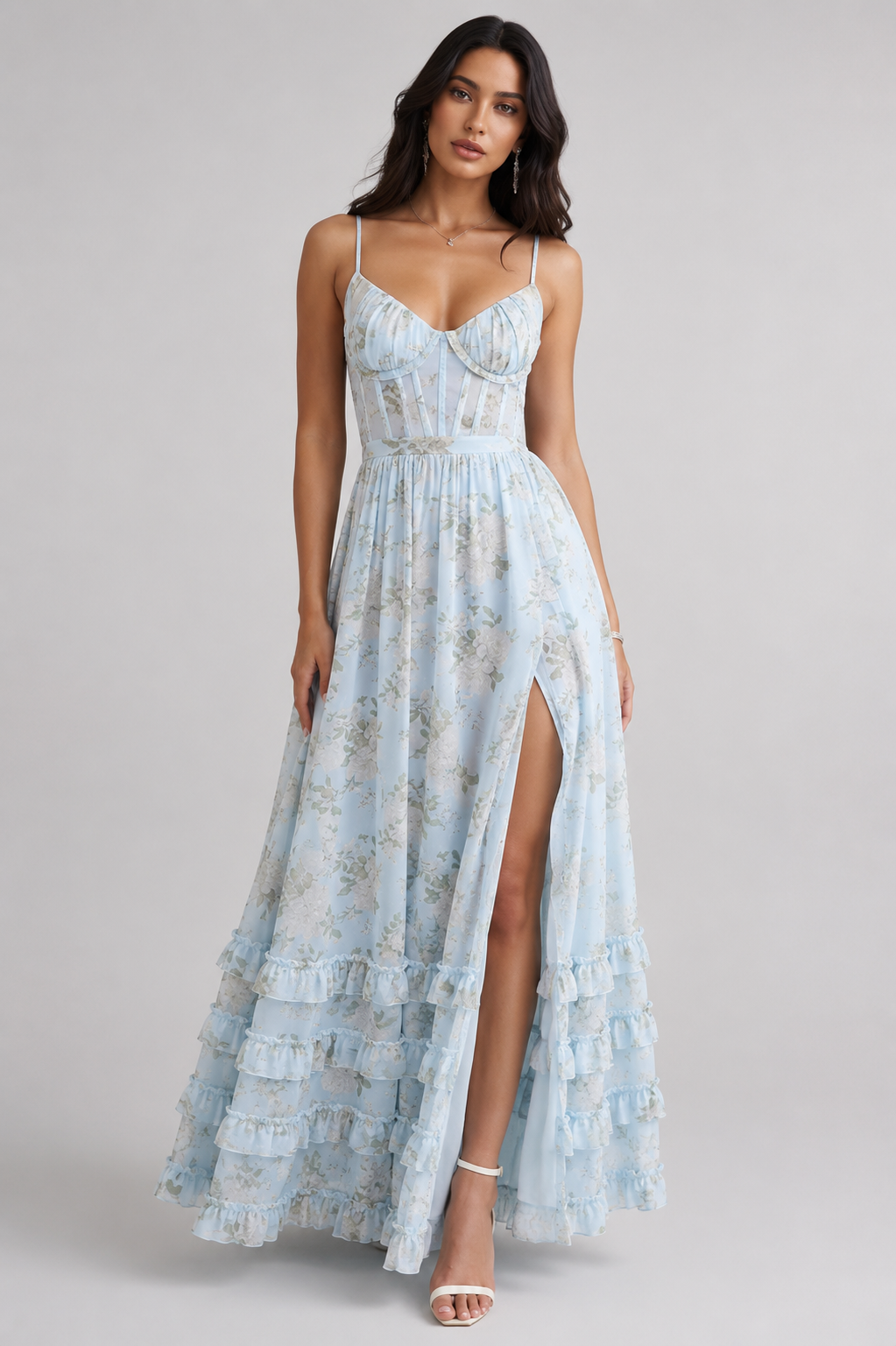 Vestido longo com silhueta fluida, fenda e detalhes em babados