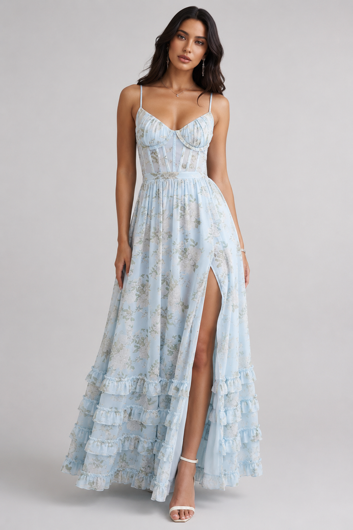 Vestido longo com silhueta fluida, fenda e detalhes em babados