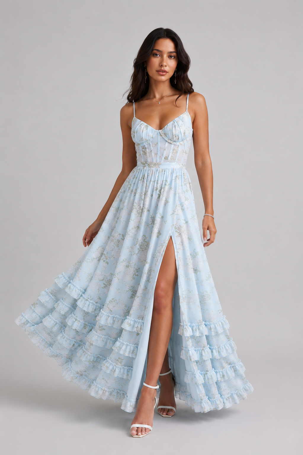 Vestido longo com silhueta fluida, fenda e detalhes em babados