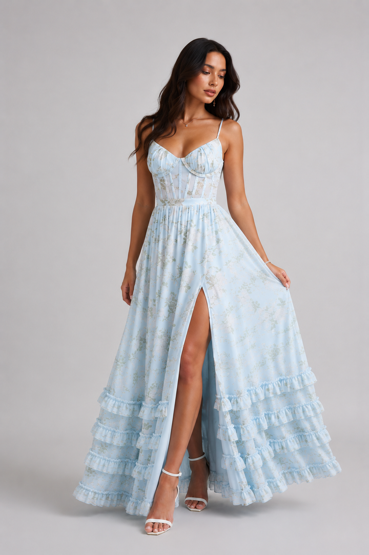 Vestido longo com silhueta fluida, fenda e detalhes em babados