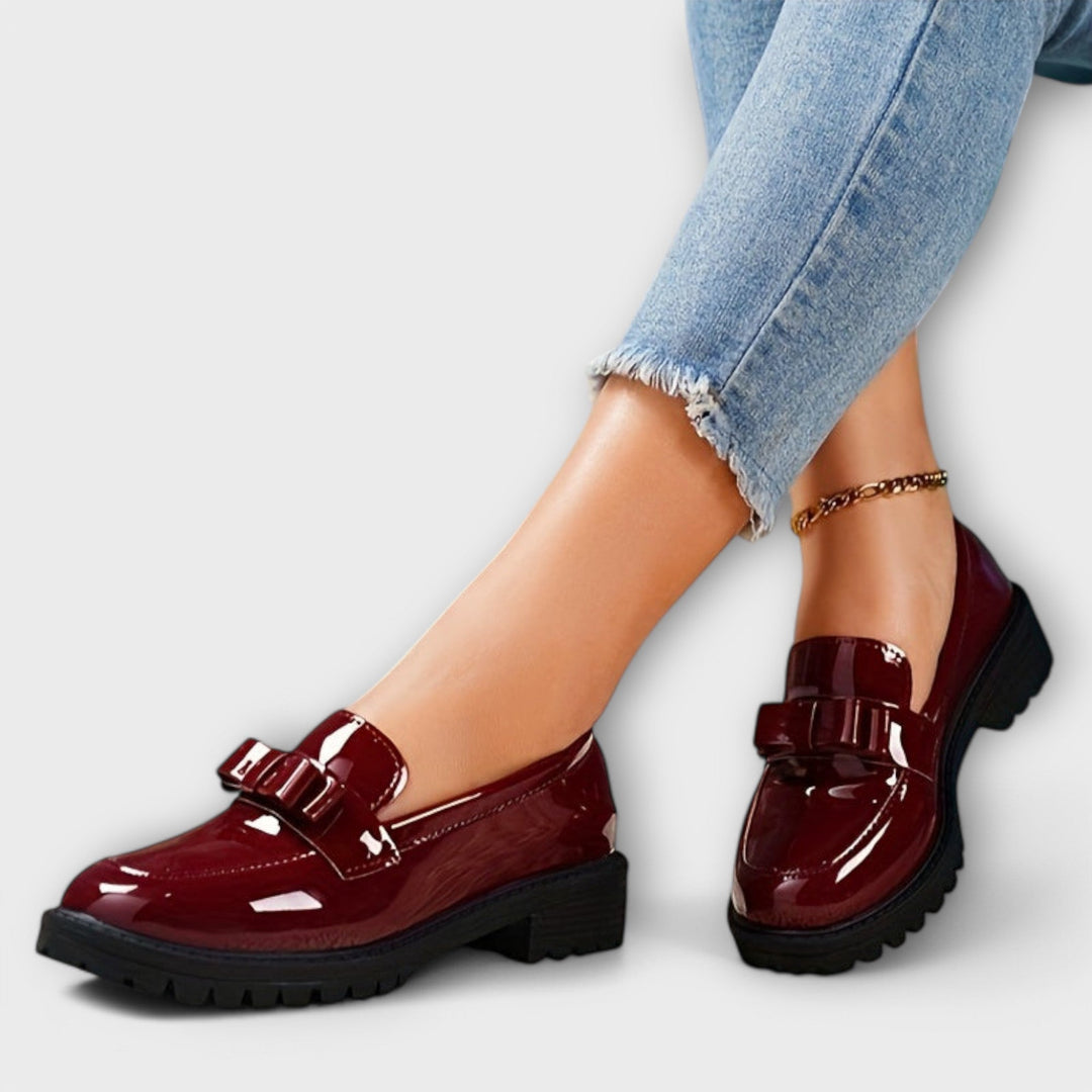 Scarpins Femininos Pretos em Verniz com Detalhe de Laço