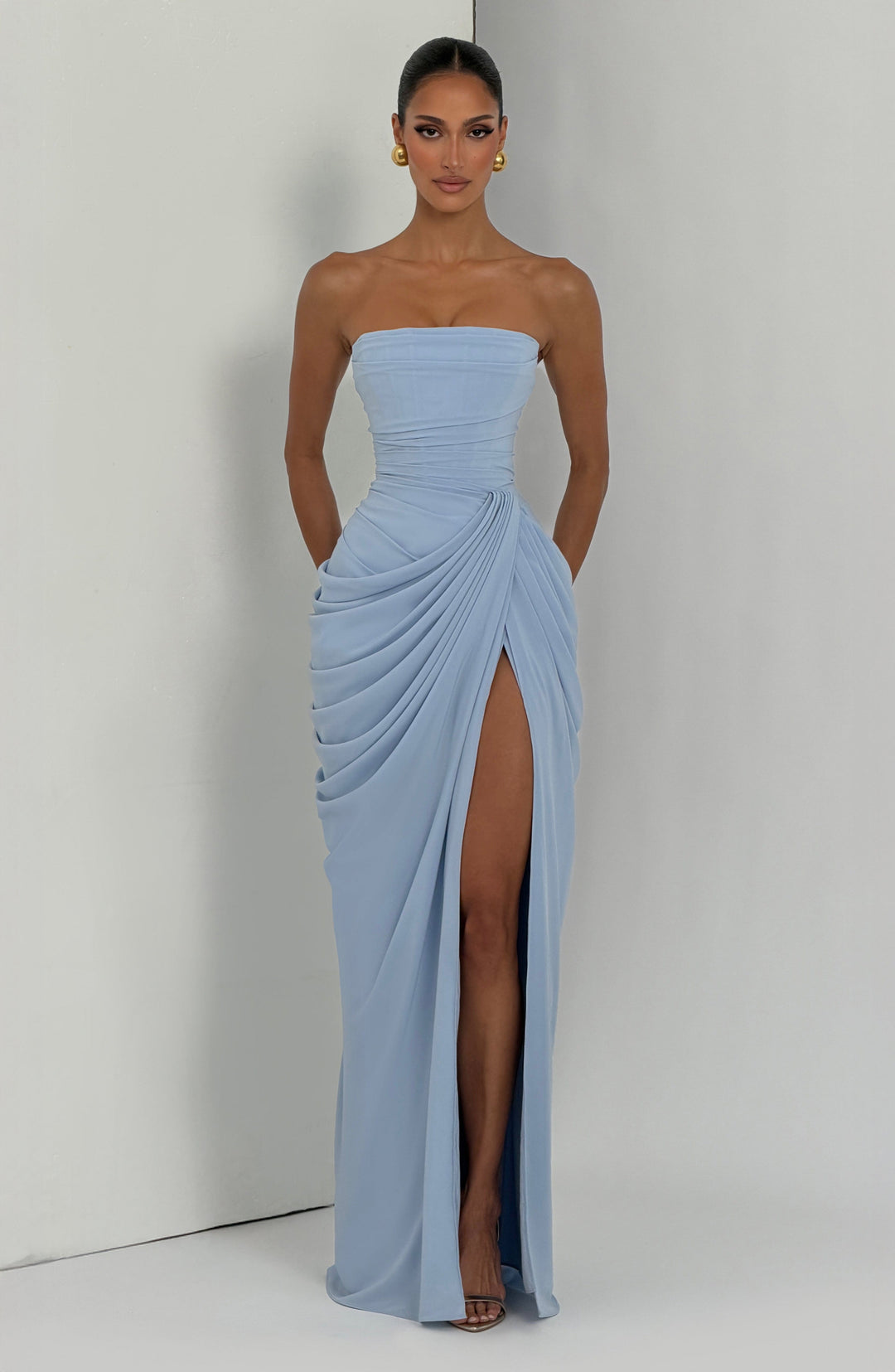 Vestido longo de chiffon com drapeado assimétrico elegante