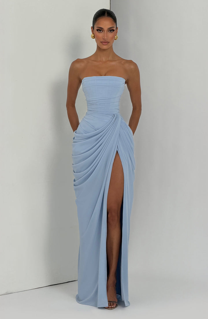 Vestido longo de chiffon com drapeado assimétrico elegante