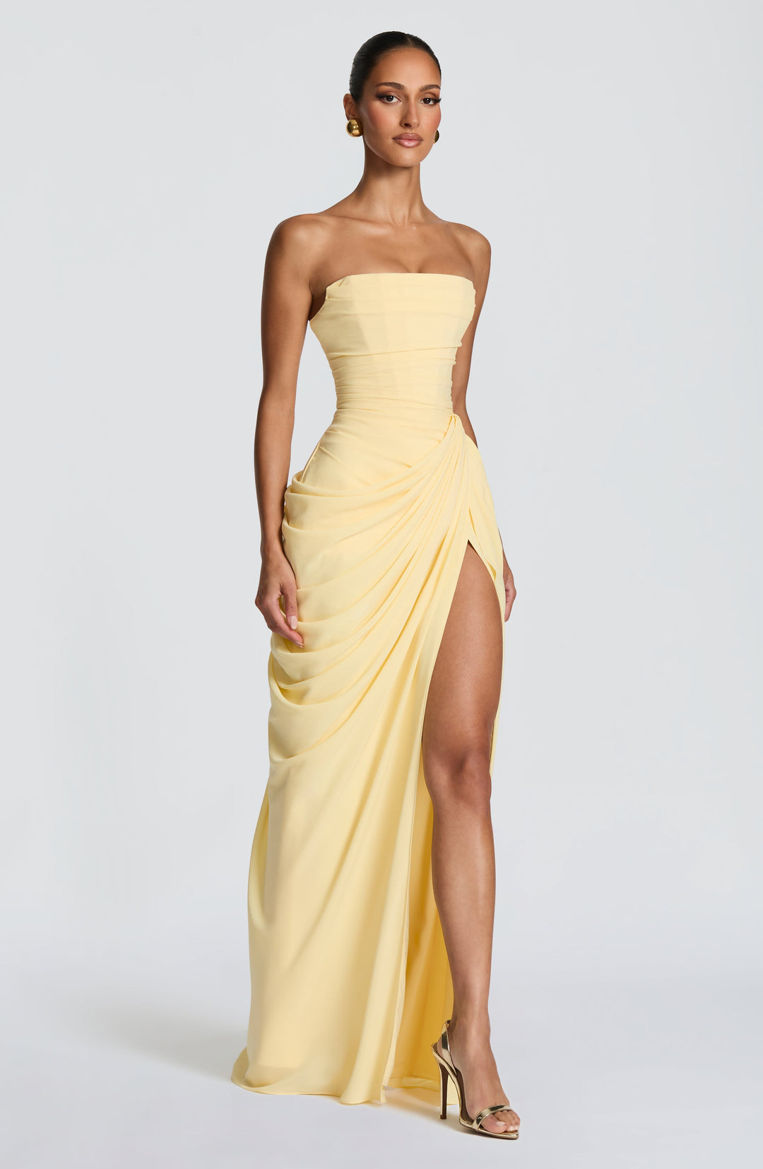 Vestido longo de chiffon com drapeado assimétrico elegante