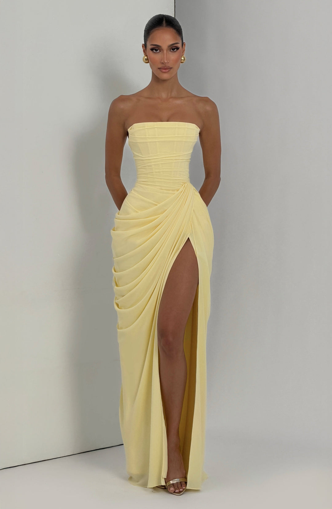 Vestido longo de chiffon com drapeado assimétrico elegante