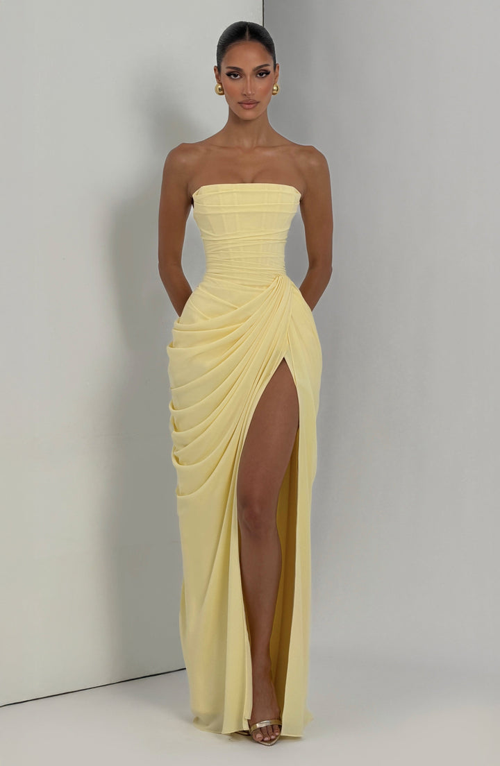 Vestido longo de chiffon com drapeado assimétrico elegante