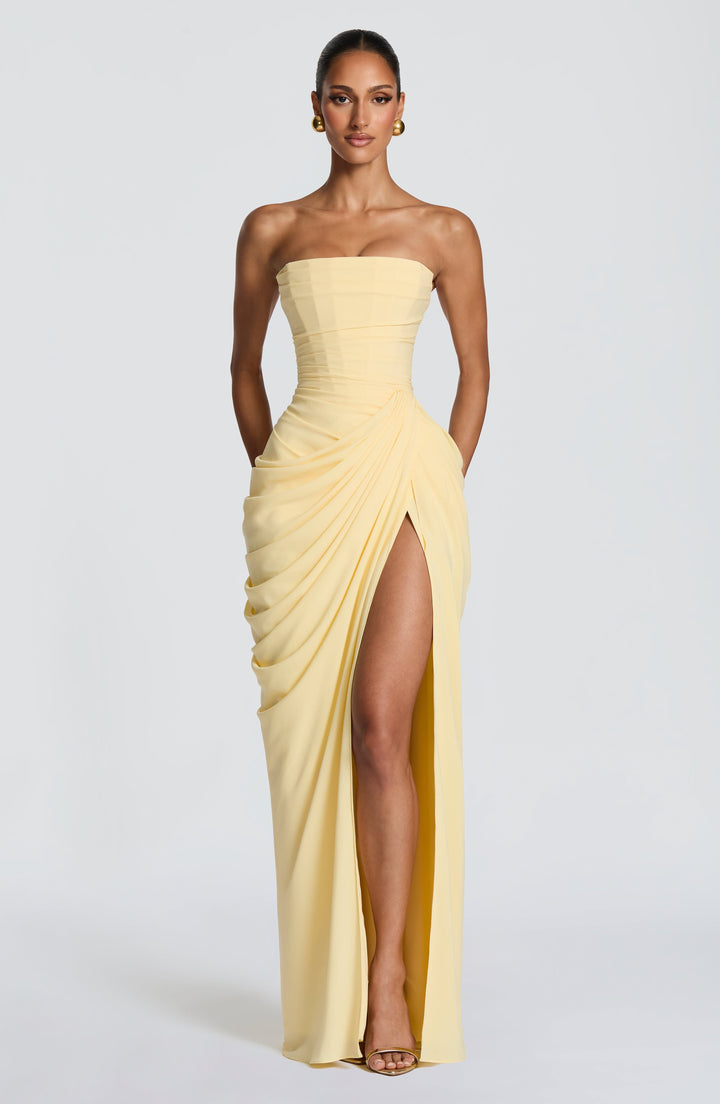 Vestido longo de chiffon com drapeado assimétrico elegante
