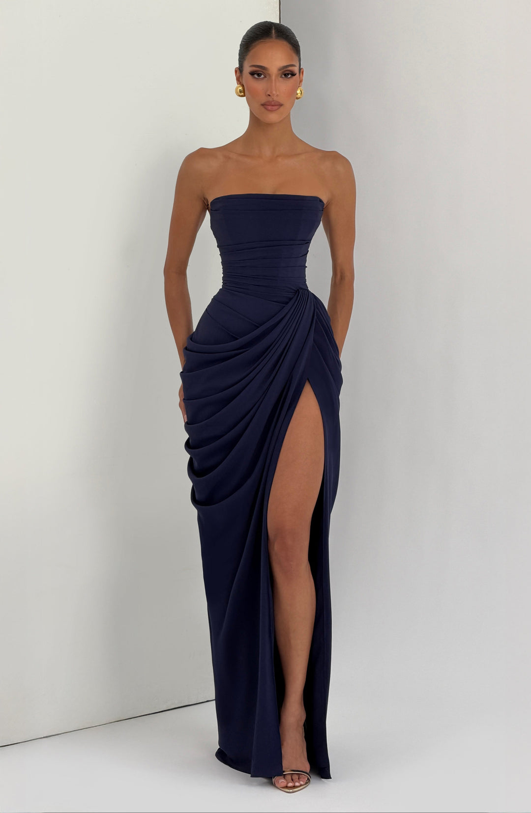 Vestido longo de chiffon com drapeado assimétrico elegante