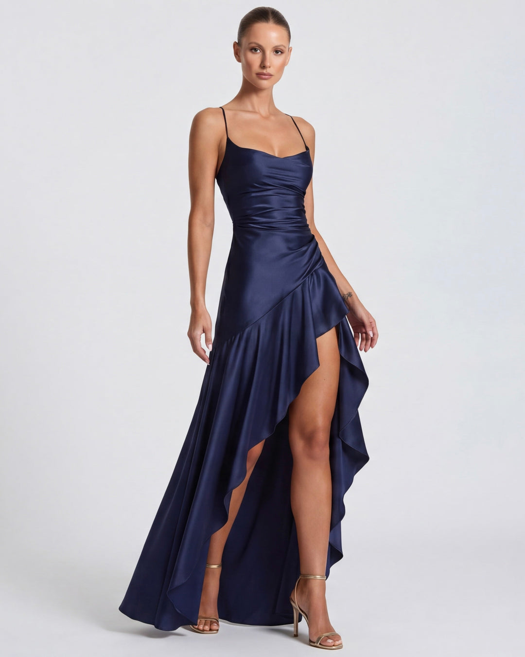 Vestido longo drapeado com fenda lateral