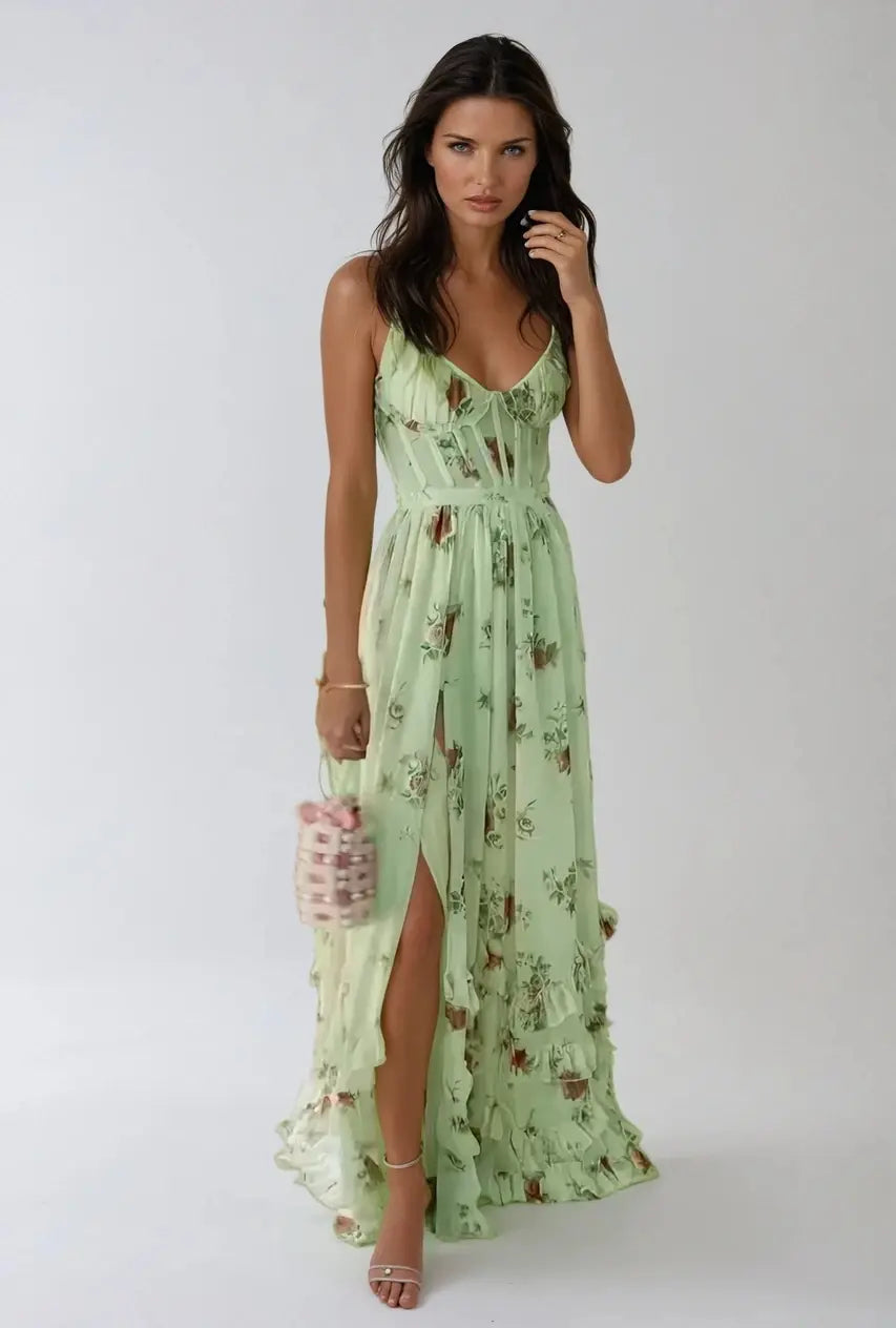 Vestido longo com silhueta fluida, fenda e detalhes em babados